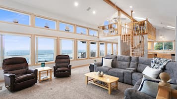 Téléviseur connecté, lecteur de DVD, table de baby-foot, livres