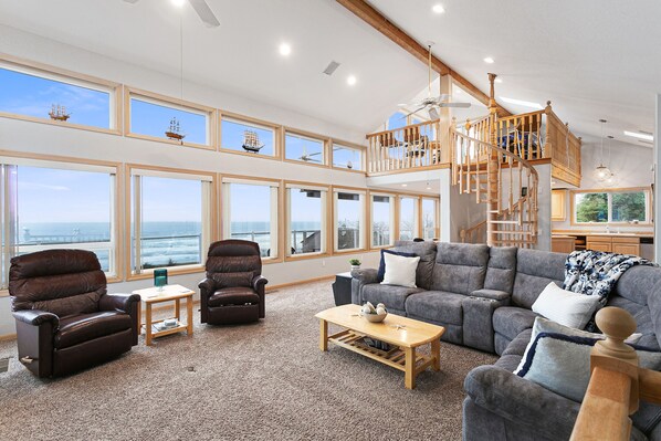 スマートテレビ、DVD プレーヤー、テーブルサッカー台、書庫