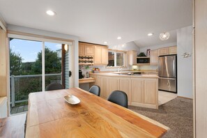 Dining - Stunning Ocean Views with Hot Tub (Rockaway Beach)