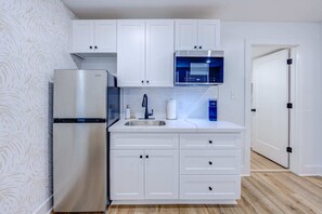 Kühlschrank, Mikrowelle, Wasserkocher mit Kaffee-/Teezubehör, Toaster