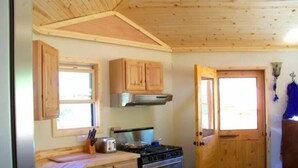 Una cocina con armarios de madera, una estufa y un tostador.