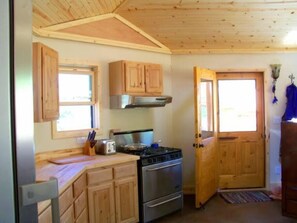 Jääkaappi, uuni, liesi, kahvin-/teenkeitin