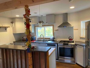 Jääkaappi, uuni, liesi, astianpesukone