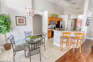 Villa, varias camas (Maria's Beautiful Southern Dunes Home) | Restaurantes