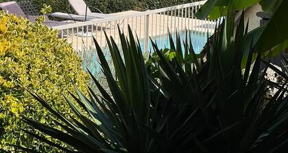 La Maison Vieille - Large Family House with Private Pool and WIFI