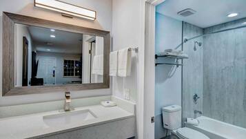 Combined shower/bathtub, rainfall showerhead, free toiletries, towels