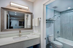 Duschwanne, Regendusche, kostenlose Toilettenartikel, Handtücher