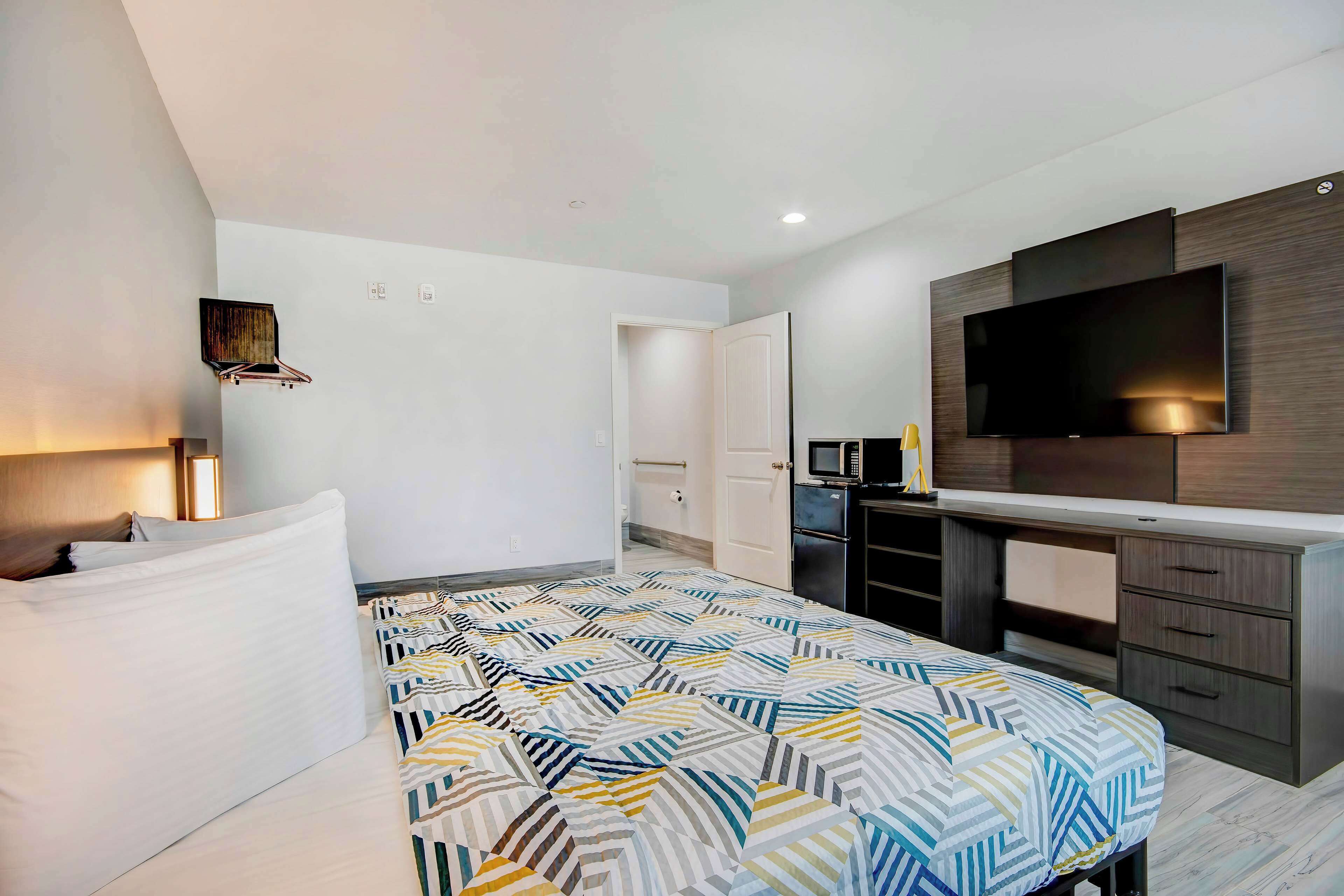 Desk, laptop workspace, free WiFi, bed sheets