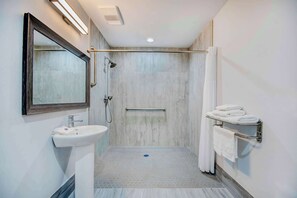 Accessible bathroom - Motel 6 Aransas Pass, Tx (Aransas Pass)