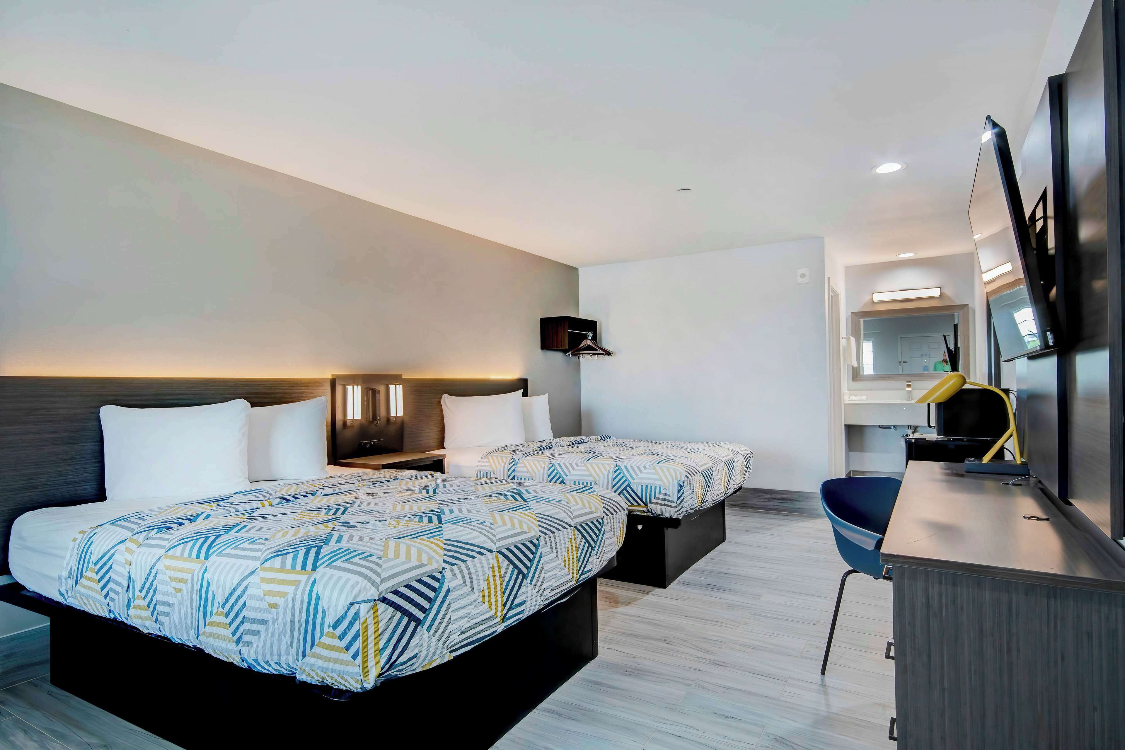 مكتب ومساحة عمل للكمبيوتر المحمول وواي فاي مجانًا وملاءات أسرّة