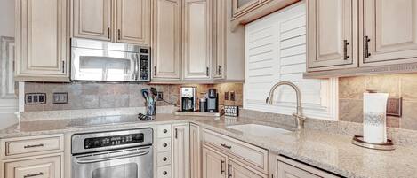 雪櫃、微波爐、焗爐、爐具