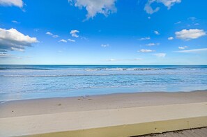 På stranden, solsenger og strandhåndklær
