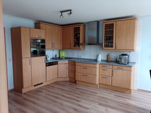 Fridge, oven, stovetop, dishwasher - Vacation apartment for 1 - 5 pers. in Aurich in the heart of East Frisia (Aurich)