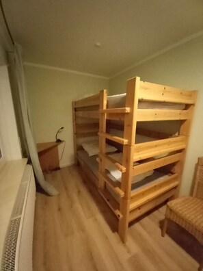 2 quartos, ferros/tábuas de passar roupa, berço de viagem