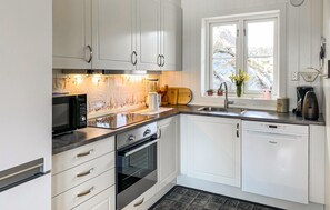 Fridge, oven, stovetop, dishwasher - Beach front home in Smøla with kitchen (Smøla)