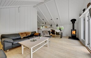 TV, fireplace - Amazing home in Oksbøl with sauna (Oksbøl)