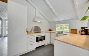 Køleskab, mikrobølgeovn, kogeplade, opvaskemaskine