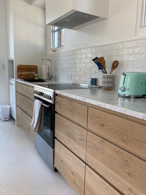 Refrigerador, microondas, horno, placa de cocina