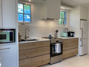 Refrigerador, microondas, horno y parrilla de estufa 