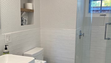 Douche, sèche-cheveux, serviettes fournies, savon