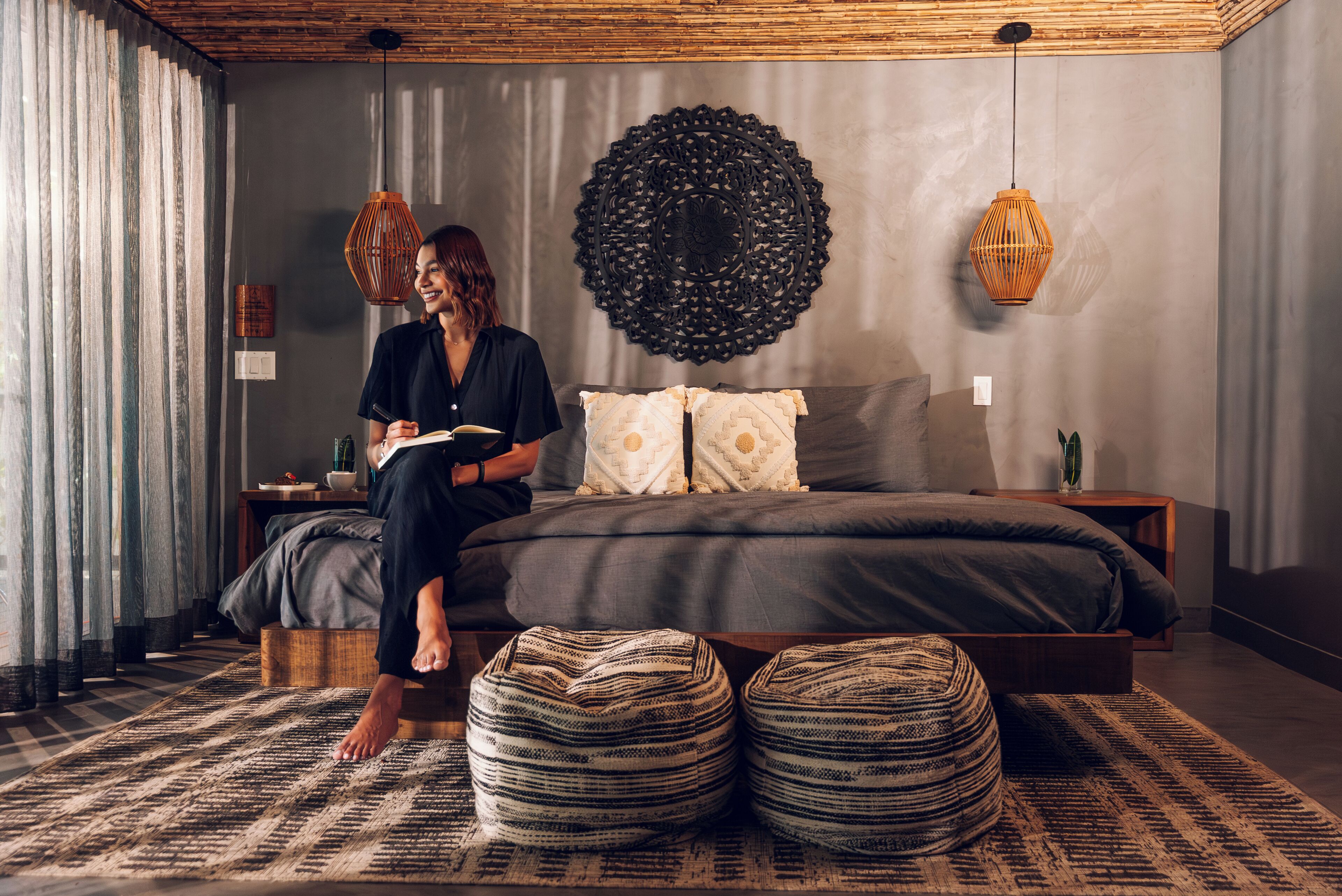 Un dormitorio con una cama grande, un adorno en la pared y techo de madera.