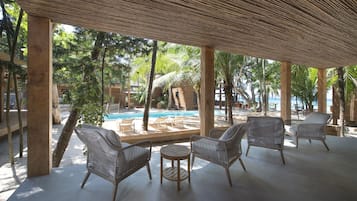 Zimmer, 1 King-Bett, Terrasse, eingeschränkter Meerblick | Terrasse/Patio