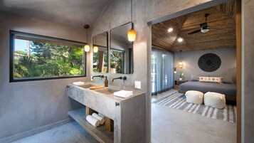 Luxury-Zimmer, 1 Schlafzimmer, Terrasse, eingeschränkter Meerblick | Hochwertige Bettwaren, Minibar, Zimmersafe, Verdunkelungsvorhänge