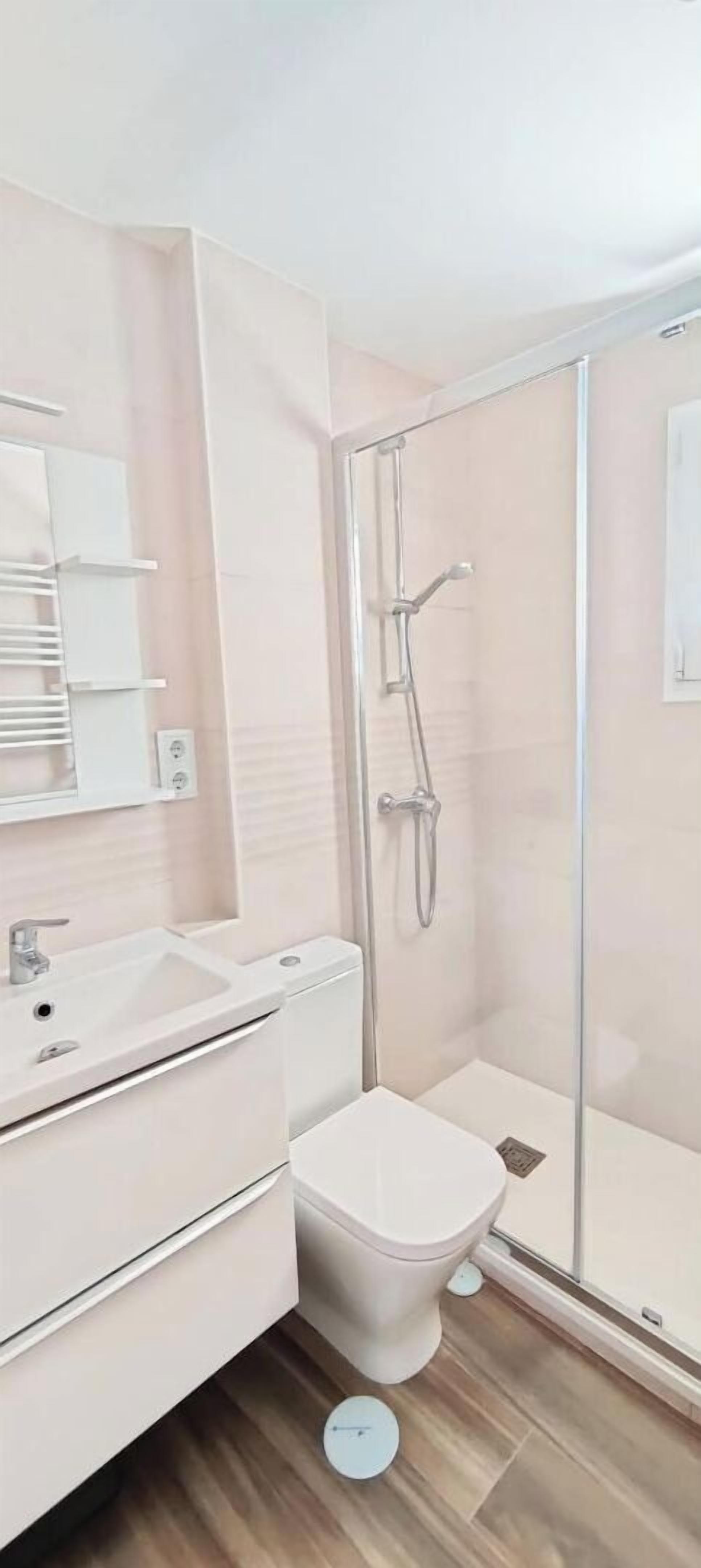 Ducha, secador de pelo, toallas y jabón