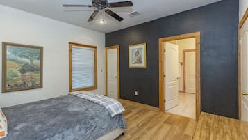 4 habitaciones, tabla de planchar con plancha y ropa de cama