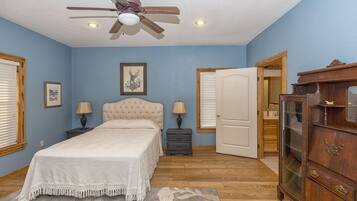 4 quartos, ferros/tábuas de passar roupa, roupa de cama