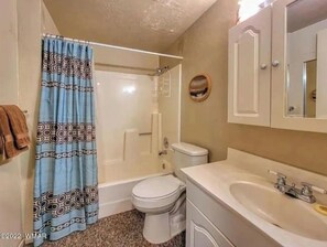 Secadora de cabello, toallas, jabón, shampoo 