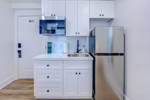 ثلاجة، ميكروويف، ماكينة لصنع القهوة/الشاي، محمصة خبز