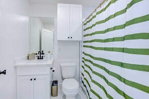 Bathtub, hair dryer, towels - Tropical Jungle Studio (Galveston)