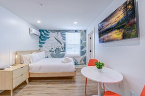 1 bedroom, iron/ironing board, WiFi, bed sheets - Tropical Jungle Studio (Galveston)