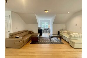 Interior - Suites w 3 Beds sleeps 4, 2 rooms, own full bath (Bridgewater Township)