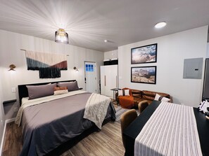 1 bedroom, desk, WiFi, bed sheets - 🌟private studio apartment close to hospital 🌟 (Coeur d'Alene)