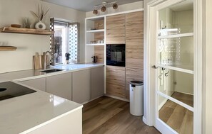 Een koelkast, een oven, een kookplaat, een vaatwasser