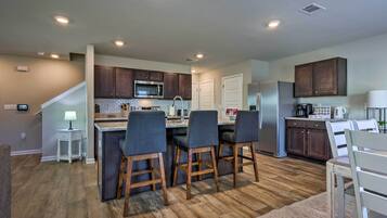 Fridge, microwave, stovetop, dishwasher