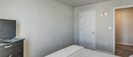 4 bedrooms, iron/ironing board, free Internet, bed sheets