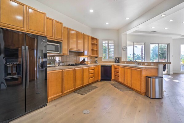 Fridge, microwave, stovetop, dishwasher
