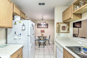 Fridge, microwave, stovetop, dishwasher - Tallahassee Townhome 4 Mi to College Town! (Tallahassee)