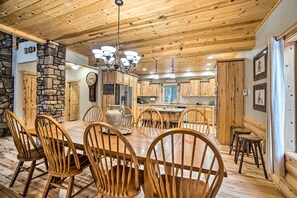 Dining - Garden Valley Cabin w/ Loft & Large Deck! (Garden Valley)