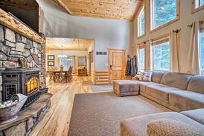 TV, fireplace, DVD player - Garden Valley Cabin w/ Loft & Large Deck! (Garden Valley)