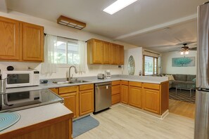Fridge, microwave, stovetop, dishwasher