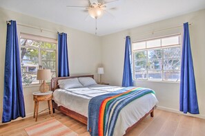 2 bedrooms, desk, WiFi, bed sheets - Centrally Located Tucson Home ~ 5 Mi to Dtwn! (Tucson)