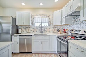 Fridge, microwave, stovetop, dishwasher - Centrally Located Tucson Home ~ 5 Mi to Dtwn! (Tucson)
