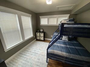 5 bedrooms, WiFi, bed sheets - Spacious family home (Ogden)