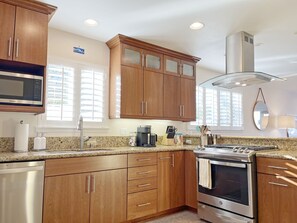 Fridge, microwave, oven, stovetop - Siewers at Morro Bay (Morro Bay)