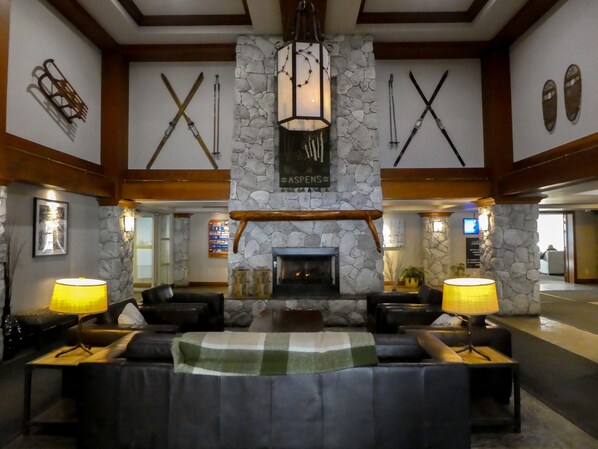 Interior - Ski-in-Out, 3 Hot Tubs & Pool. Re-done unit, in suite Washer/Dryer, Full Kitchen (Whistler)