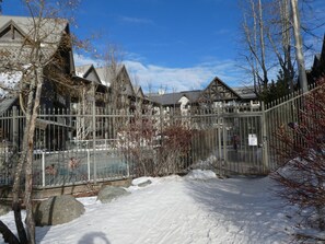 Property grounds - Ski-in-Out, 3 Hot Tubs & Pool. Re-done unit, in suite Washer/Dryer, Full Kitchen (Whistler)